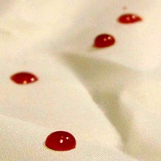 Blutflecken entfernen: Hausmittel gegen Blutflecken