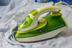 Ein verkalktes Dampfbügeleisen kann mit einfachen Hausmitteln schnell gereinigt werden