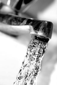 Beim Entfernen von Blutflecken immer mit viel kaltem Wasser spülen