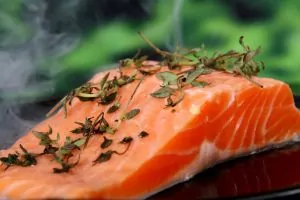 Ein leckeres Hausmittel um kalte Hände wieder warm zu machen ist Lachs mit Omega 3 Fettsäuren