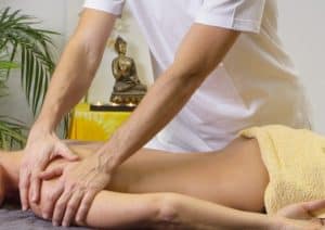 Eine Massage zur natürlichen Behandlung von Schmerzen in der Schulter