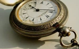 Eine alte Uhr aus Silber kann mit Hausmitteln wieder sauber werden