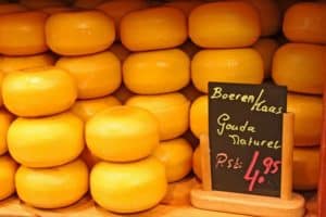 Gouda kann man vor Schimmelbefall durch die Aufbewahrung in einer Käsedose im Kühlschrank schützen