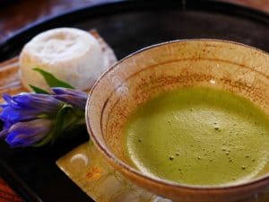 Grüner Tee, hier Matcha, ist einer der besten natürliche Appetitzüger gegen Heißhunger