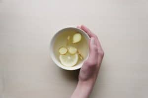 Gutes Hausmittel gegen Sodbrennen: Ingwertee mit Zitrone