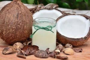 Hausmittel gegen blutendes Zahnfleisch: Ölziehen mit Kokosöl