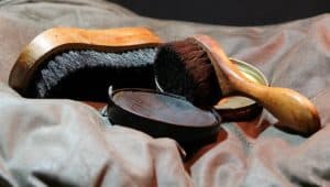 Lederschuhe sollten nach der Reinigung mit einer Bürste und Schuhcreme versiegelt werden