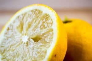 Mit Zitronensäure verstopfte Dampfkanäle im Bügeleisen entkalken