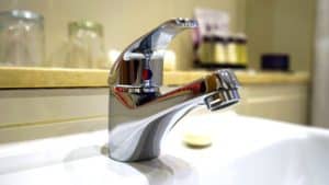So sollte der Wasserhahn nach dem Entkalken mit Hausmitteln aussehen: sauber und glänzend!
