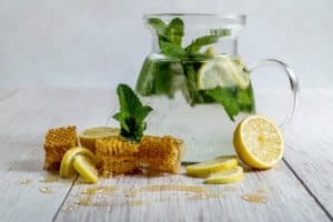 Wasser mit Zitronensaft fördert natürlich die Fettverbrennung