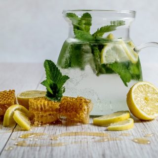 Wasser mit Zitronensaft fördert natürlich die Fettverbrennung