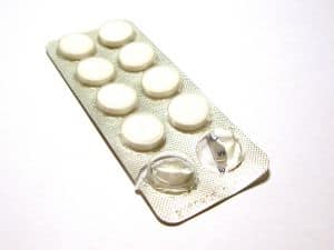Aspirin ist ein einfaches Hausmittel um Dornwarzen am Fuß selbst zu behandeln