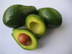 Avocados bekämpfen als natürliches Hausmittel gespaltene Haarspitzen und sorgen für ein gesundes Haarwachstum.