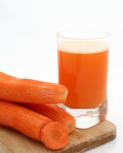 Blutdruck senken Hausmittel: Karottensaft und andere Gemüsesäfte.