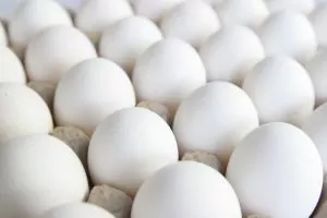 Eier sind ein gutes Hausmittel bei kaputtem Haar und Spliss.
