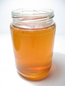 Ein einfaches Bettnässen Hausmittel ist Honig der die Harnblase beruhigt