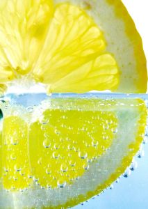 Ein einfaches Hausmittel gegen Kratzen im Hals wir aus Zitronensaft und weiteren Zutaten hergestellt.