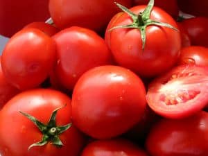 Ein frischer Tomatensaft ist ein schnelles Hausmittel das Kater durch Alkohol behandelt