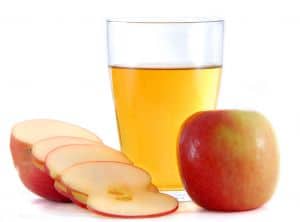 Ein Glas mit verdünntem Apfelessig behandelt natürlich Magenbrennen