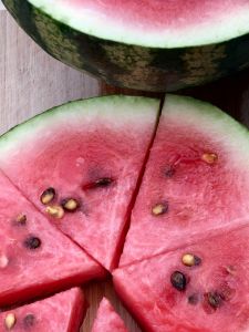 Ein gutes Hausmittel um Schmerzen an den Nieren im unteren Rücken zu bekämpfen sind entschlackende Wassermelonensamen