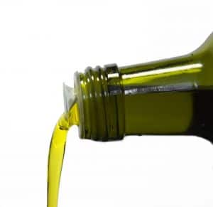 Ein gutes Mittel für die Ohrenreinigung ist warmes Olivenöl gegen Pfropfen und Ohrverstopfung