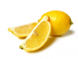 Ein schnelles Hausmittel bei Übelkeit und Brechreiz ist Zitronensaft für frischen Geschmack im Mund