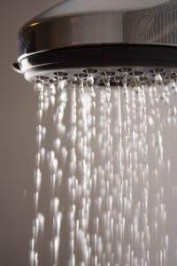 Eine heiße Dusche entspannt die Nackenmuskulatur und beugt Verspannungen als Hausmittel vor.