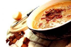 Eine heiße Suppe gegen Stirnhöhlenentzündung. Dieses Hausmittel wirkt und schmeckt.