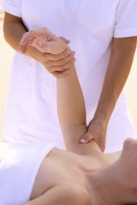 Eine Massage bzw. Lymphdrainage ist ein gutes natürliches Mittel um Wasseransammlungen unter der Haut zu behandeln