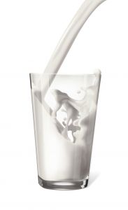 Frische Milch ist ein altes Heilmittel gegen bakterielle Infektionen der Scheide mit stinkendem Ausfluss