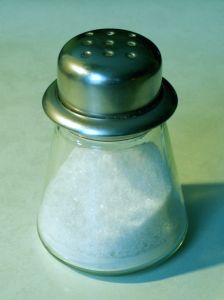 Gegen Druck auf den Ohren durch Erkältung und Infektionen hilft Salz als altes Hausmittel