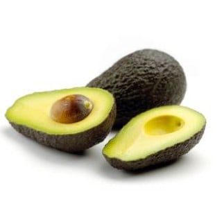 Hausmittel gegen trockene und spröde Haare: Avocado als Haarmaske.