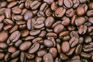 Kaffee ist einer der besten Mittel gegen Knoblauchgeruch an Händen und in der Wohnung