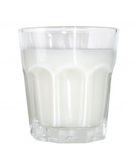 Milch ist ein gutes natürliches Fleckenmittel um Blutflecke aus Kleidung zu entfernen