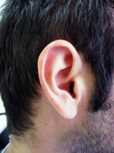 Mit Hausmitteln die Ohren richtig reinigen und pflegen hilft gegen Hörprobleme