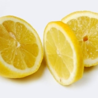 Mit Zitronensaft lassen sich Narben natürlich bleichen und entfernen