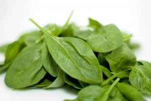 Spinat enthält Vitamin K für eine schnellere Heilung von Blutergüssen