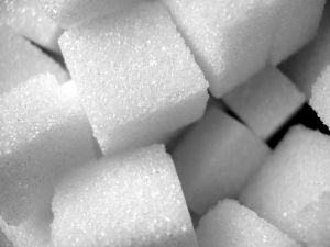Unterirdische Pickel loswerden mit dem Hausmittel Zucker: Hautporen mit einem Peeling befreien