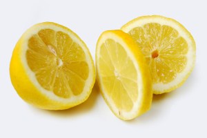 Zitronen helfen als Hausmittel natürlich gegen Flöhe in Haus und Wohnung