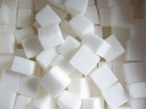 Zucker ist ein einfaches Dehnungsstreifen Hausmittel das als Hautpeeling verwendet werden kann